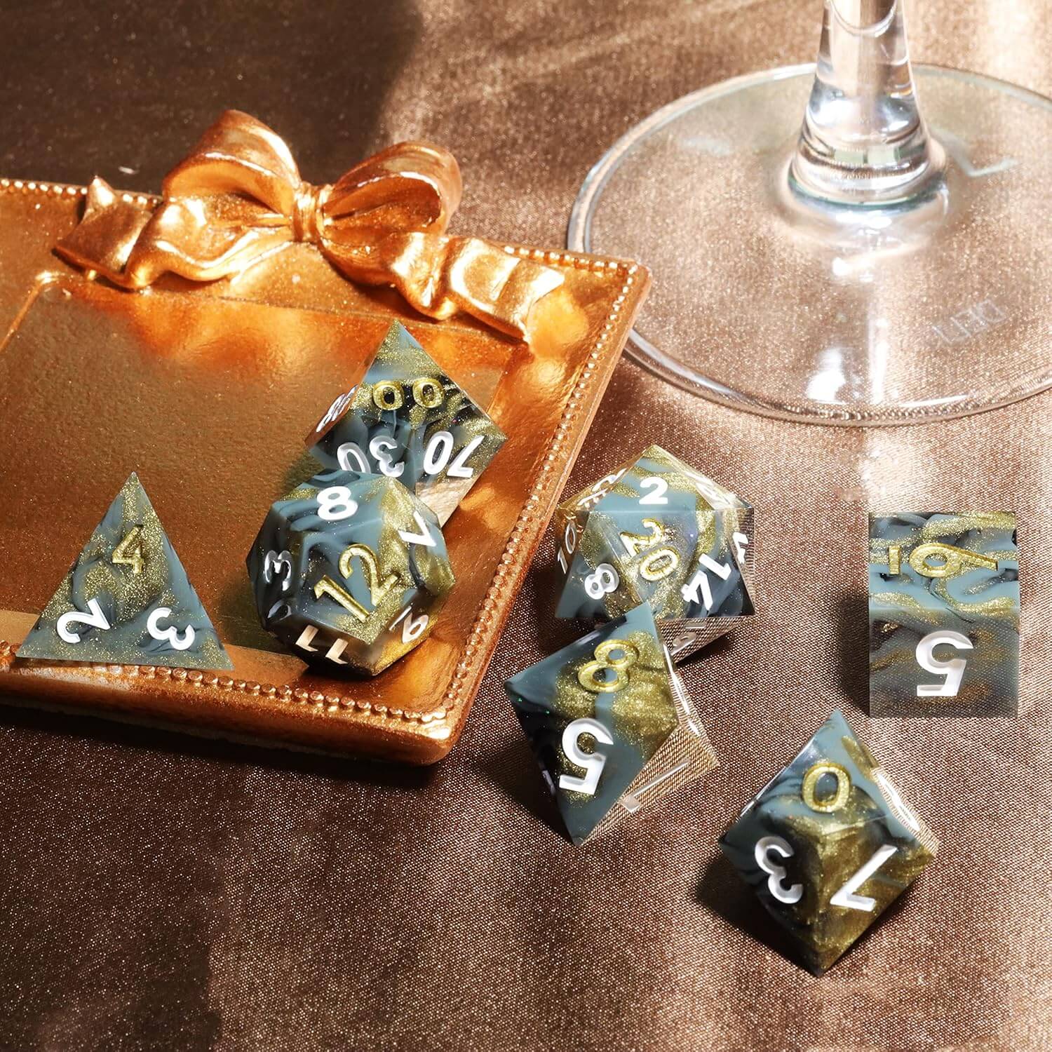 D&D Sharp Edge 7-Piece Polyhedral Resin Dice Set - Dice of Dragons